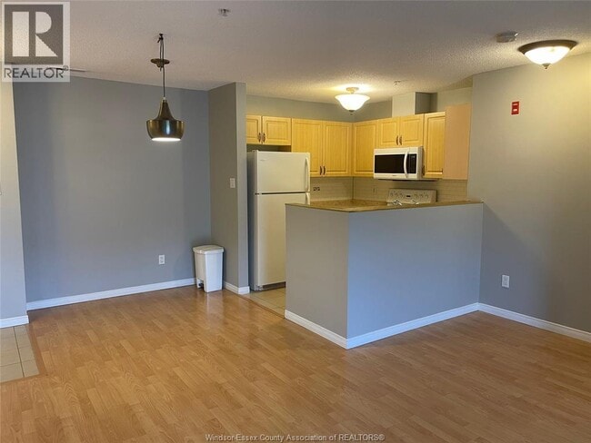 Building Photo - 3160 Wildwood Dr
