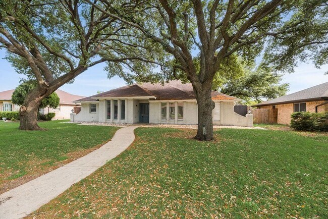 Foto del edificio - Spacious updated East Dallas home with open layout, flex suite, and easy access to White Rock Lake