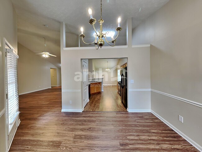 Foto del edificio - 5455 Yellow Pine Dr
