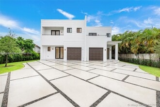 Building Photo - 824 SW 74th Ct