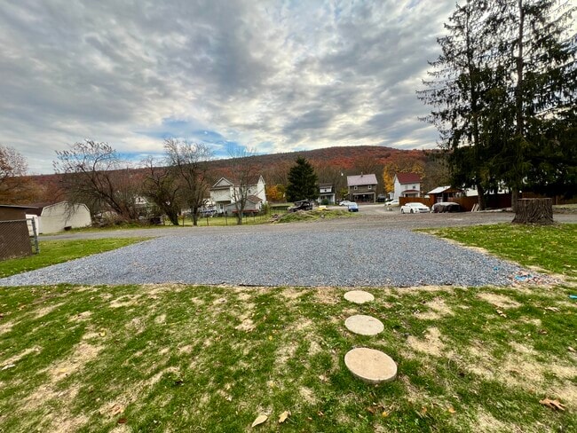 Building Photo - 425 Center St