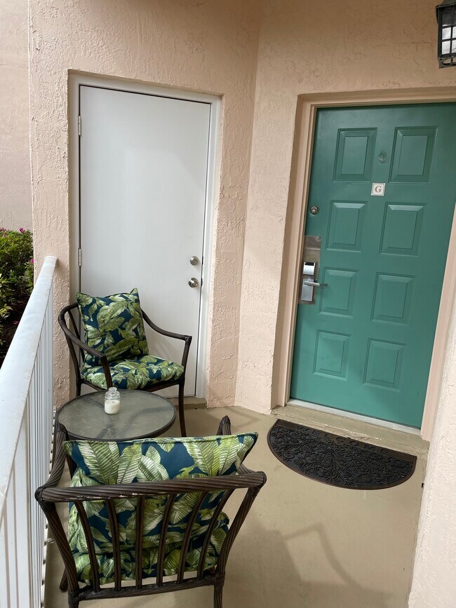 Front patio bistro set - 9953 Perfect Dr