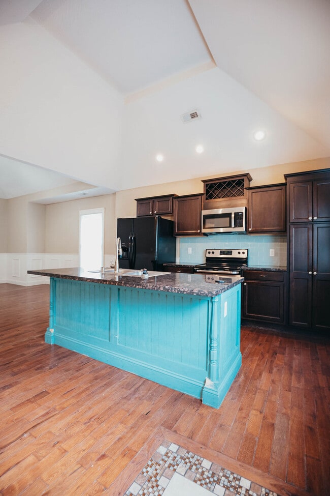 Building Photo - 1046 E Walnut St