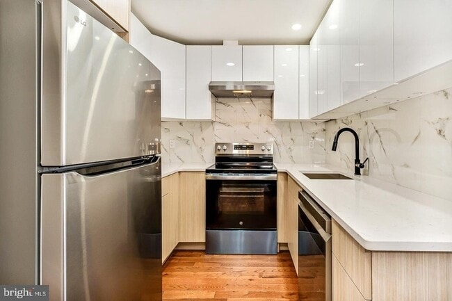 Photo - 182 E Huntingdon St House