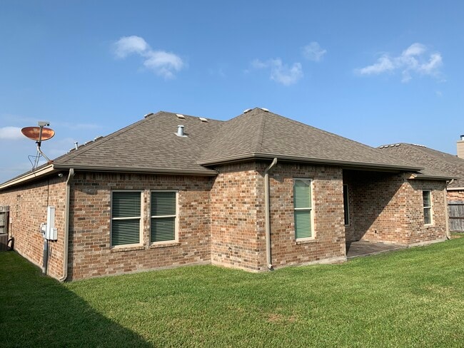 Building Photo - 302 Olympic Dr