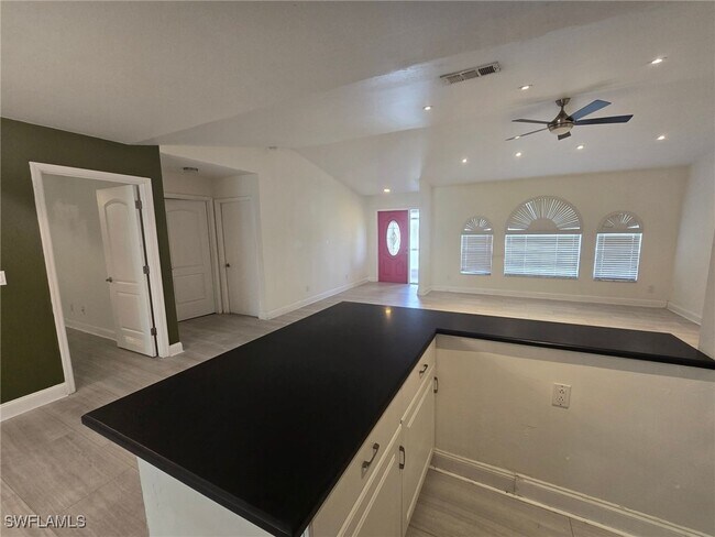 Foto del edificio - 3027 SW 23rd Ave