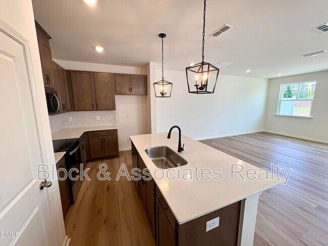 Foto del edificio - 2040 Oakdale Dr