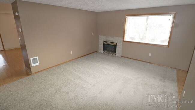 Building Photo - 3 Bedroom, 2.5 Bathroom Duplex Centrally L...