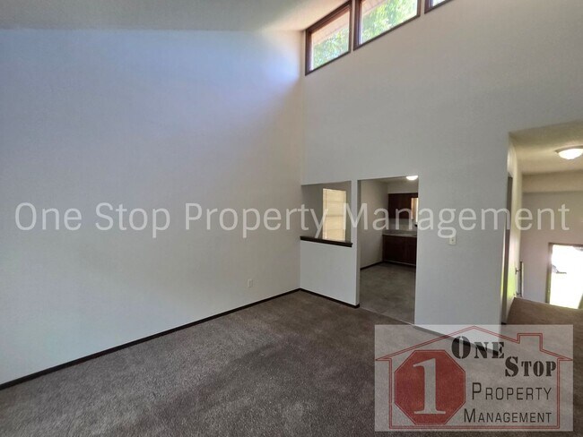 Building Photo - Welcome Home to this Adorable 2 Bed 1.5 Bath Duplex in Independence!!
