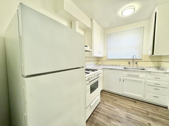 Building Photo - 131 1/2 Normandie Ave