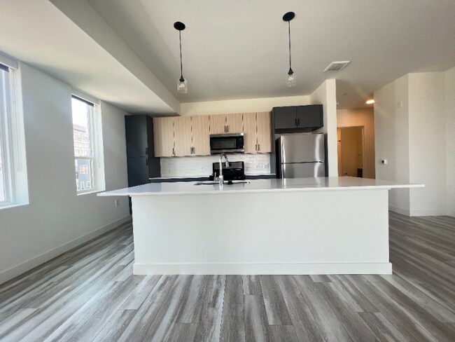 Building Photo - 1425 Ellinwood St