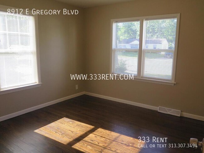 Foto del edificio - 8912 E Gregory Blvd