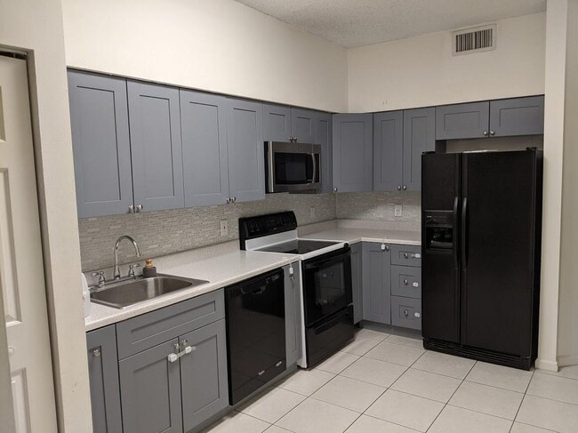 Building Photo - 5760 Coach House Cir