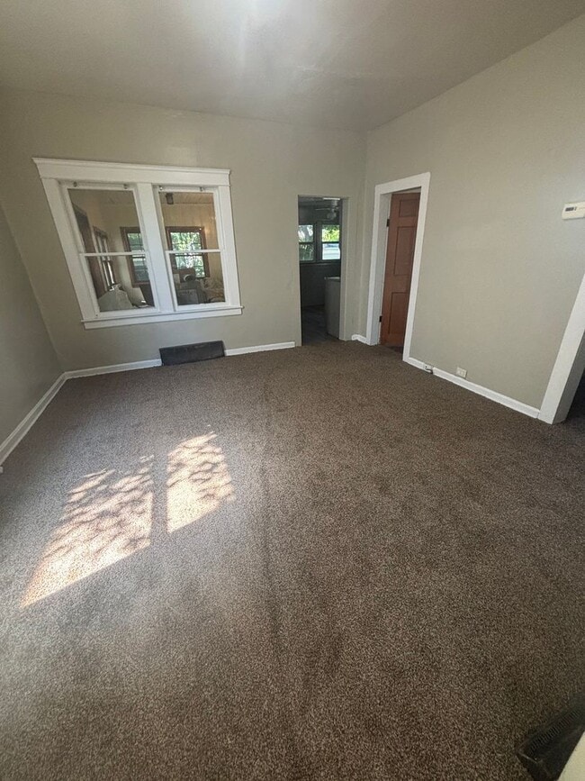 Building Photo - Collinwood Single Home