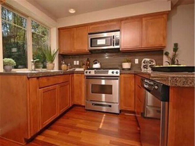 Building Photo - Beautiful townhouse 3 beds 2.5 baths.