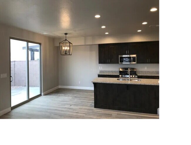 Foto del edificio - "Spacious 4-Bedroom Townhouse Oasis in Hur...