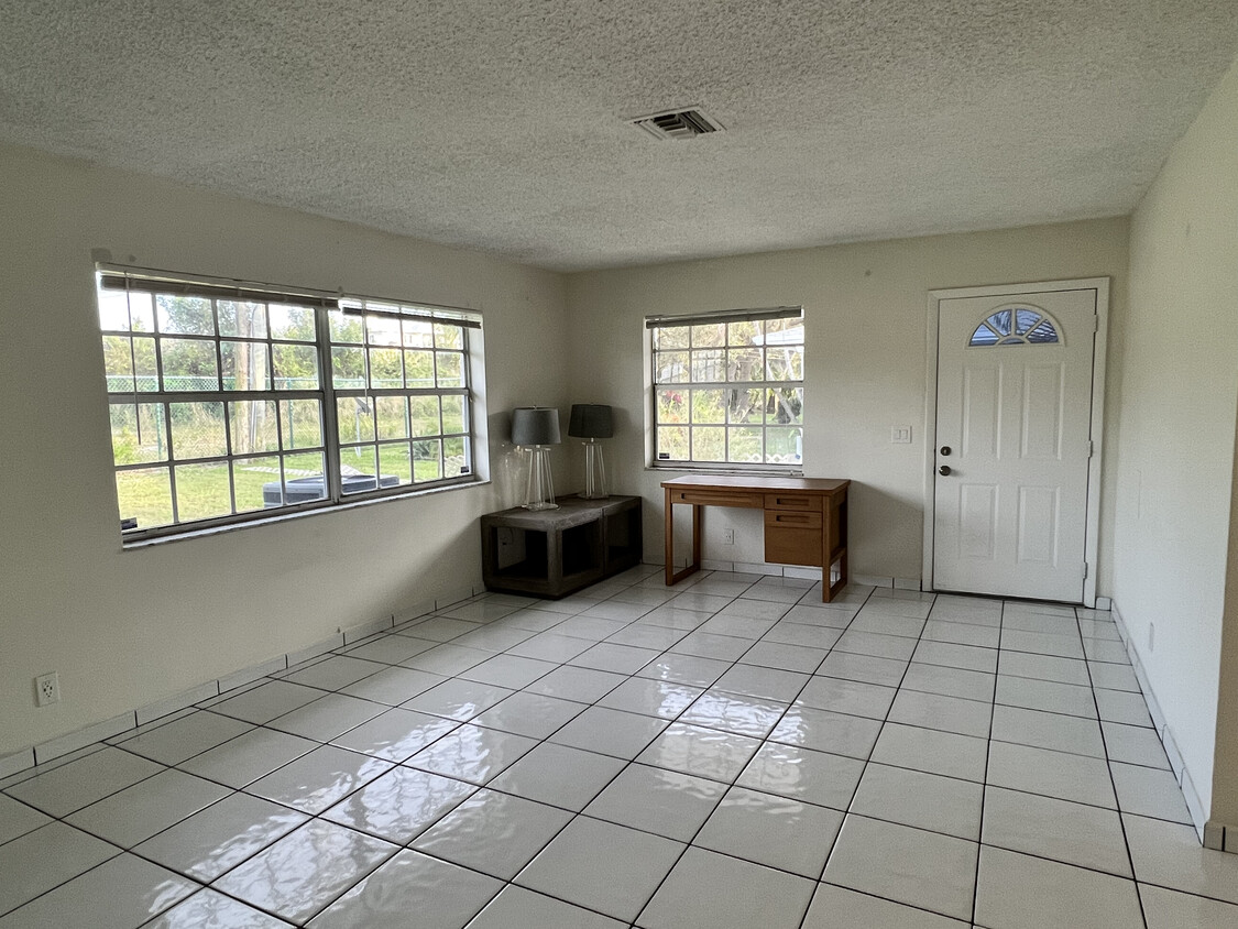 Primary Photo - 3021 Albatross Rd
