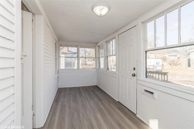 Foto del edificio - 1921 Logan Ave