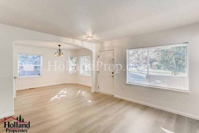 Building Photo - Charming 4-Bedroom Home with Spacious Layo...