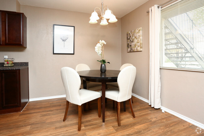 2BR, 2BA - 920SF - Dining Area - Portland Park
