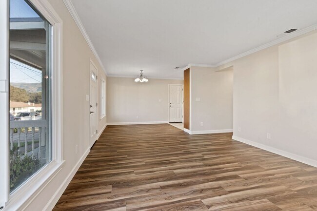 Foto del edificio - Updated 3BR/1BA Home w/ Large Yard & Garage, Winston Manor Neighborhood in South San Francisco