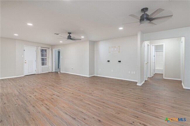 Foto del edificio - 121 Castlewood Dr