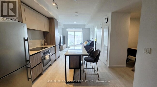 Building Photo - 8 Beverley Glen Blvd