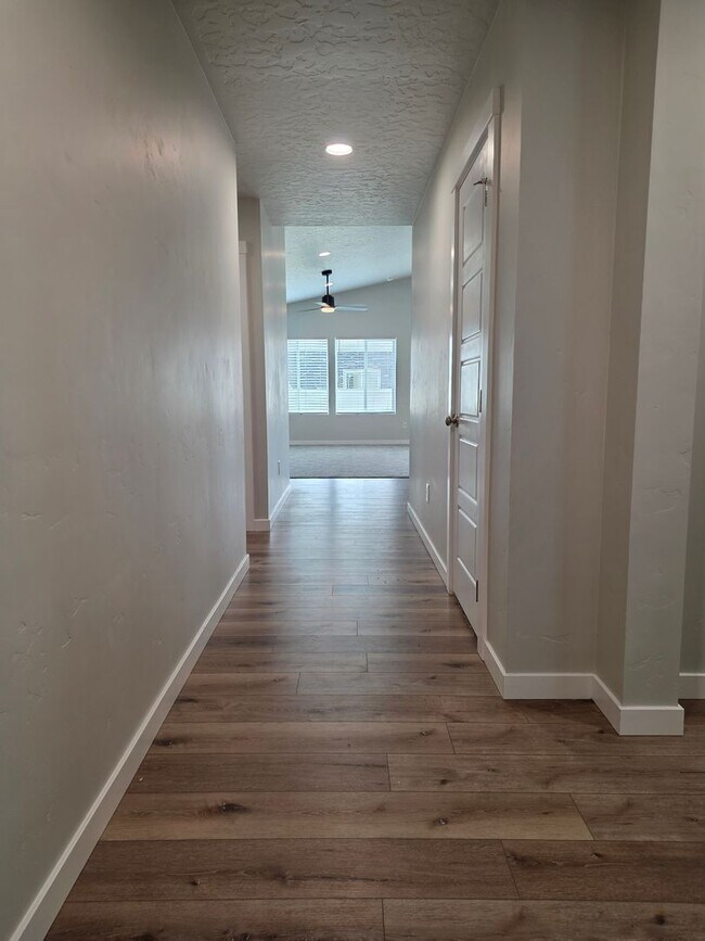 Building Photo - Like new 4 Bedroom Home