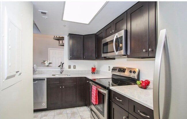 Building Photo - Beautiful 2-Level top floor condo close to...