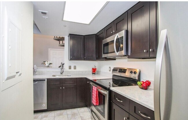 Foto del edificio - Beautiful 2-Level top floor condo close to...