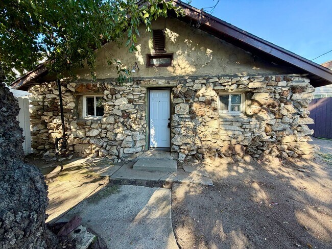 Foto del edificio - Beautifully updated 1 bed 1 bath in Thousand Oaks! All utilities included