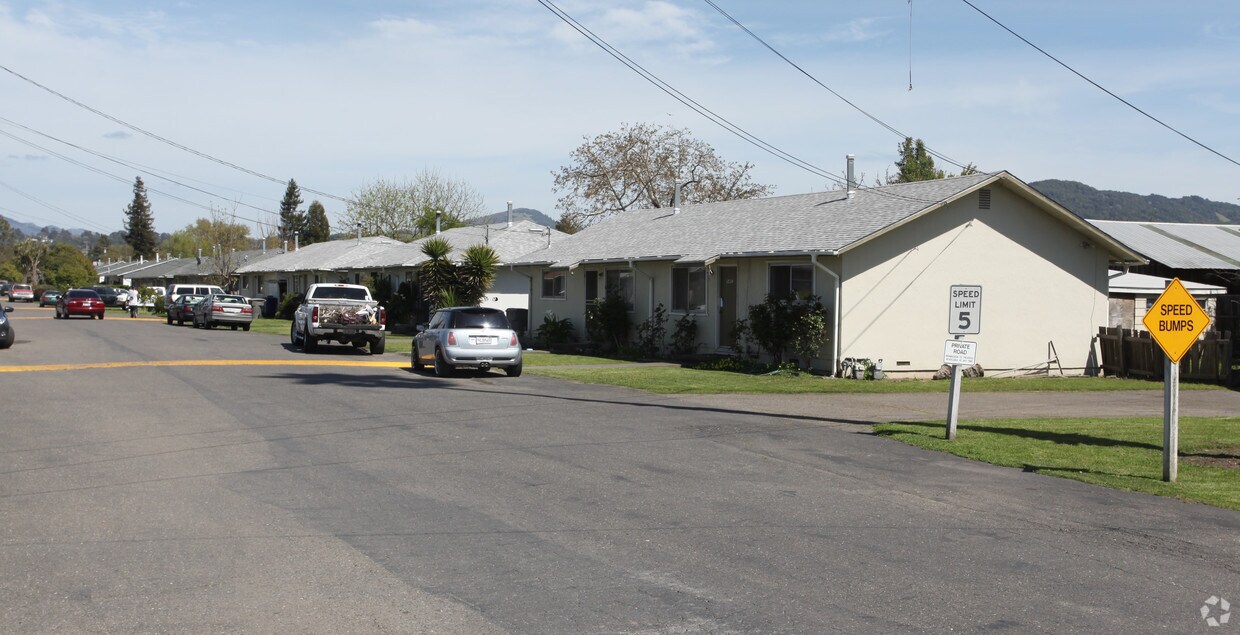 Foto del edificio - 1648-1706 Dutton Ave