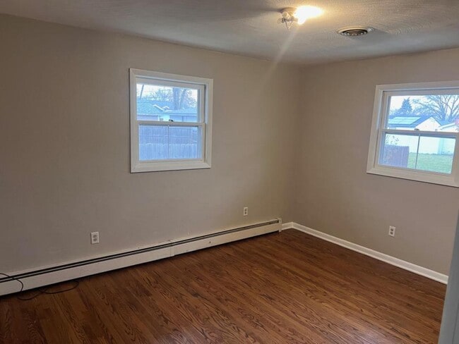 Building Photo - 913 Curtis Ave