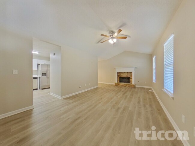 Foto del edificio - 210 Legend Dr