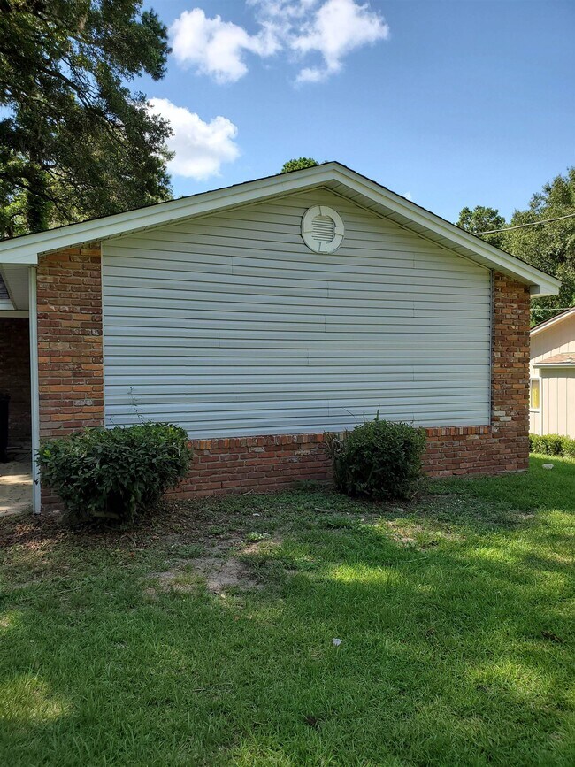 Building Photo - 2720 Faringdon Dr