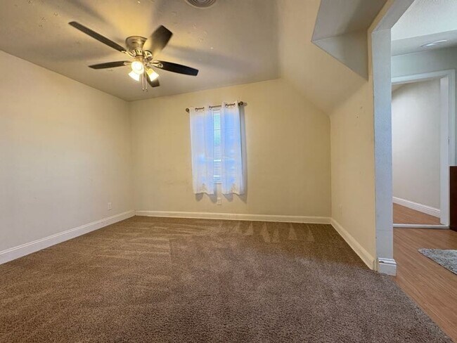 Building Photo - Charming 2 Bedroom Upstairs Unit in the He...