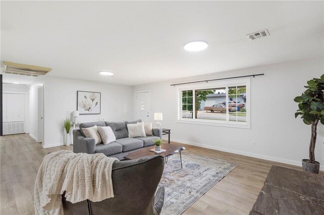 Building Photo - 701 NW Ford Ln