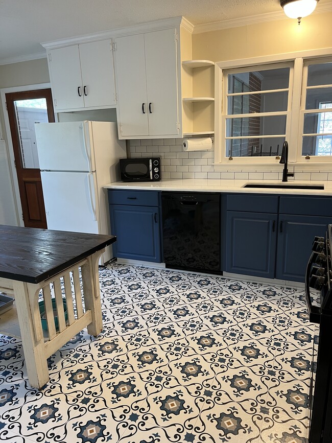Cocina con isla de bloque de carnicero - 203 Woodland Dr