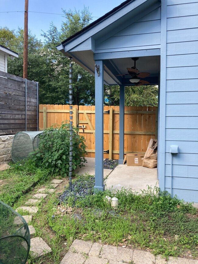 Building Photo - 2004 E 9th St