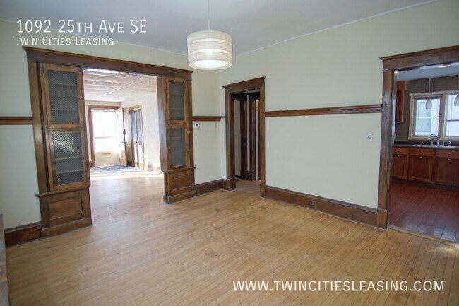 Foto del edificio - 4 Bed 2 Bath, Top level washer/dryer, Larg...