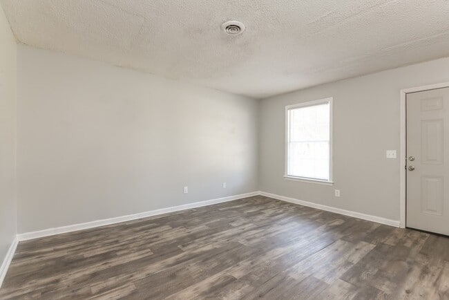 Building Photo - 3 Bedroom Brick Home