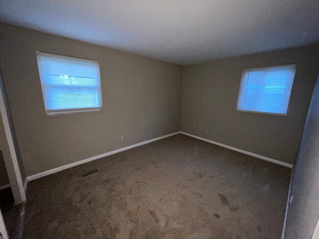 Building Photo - 221 Tulip Dr