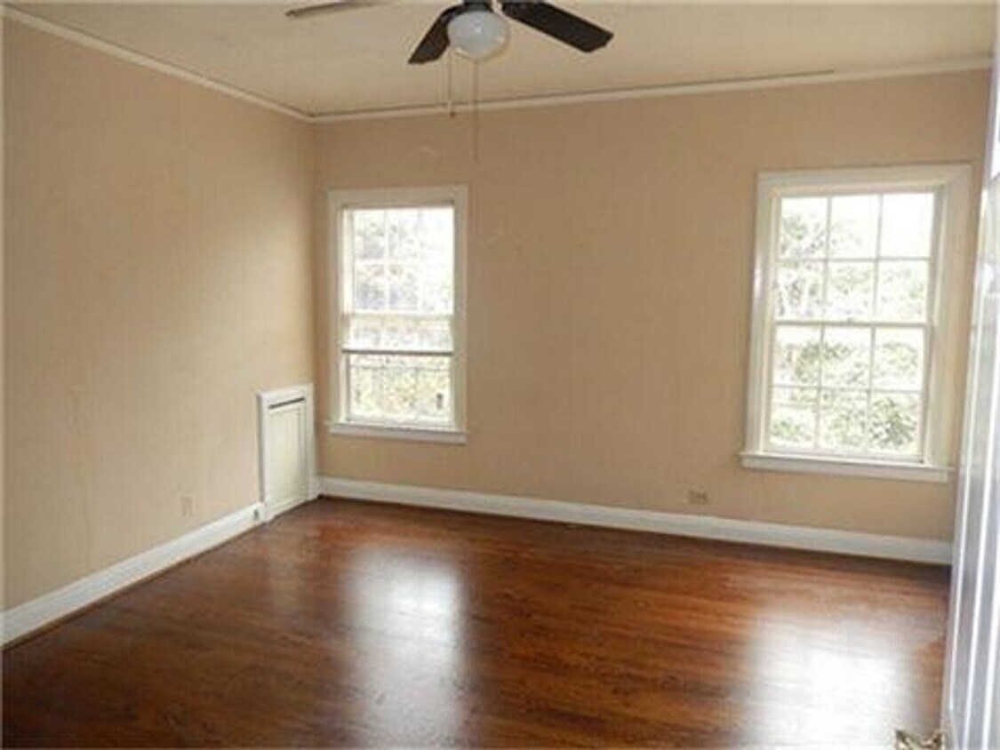 Building Photo - Charming 1920's Tudor Building - 1 bedroom...