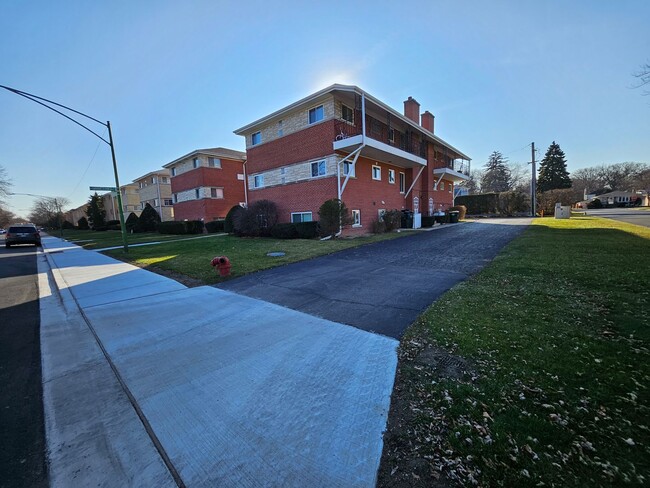 Building Photo - 6788 N Sauganash Ave