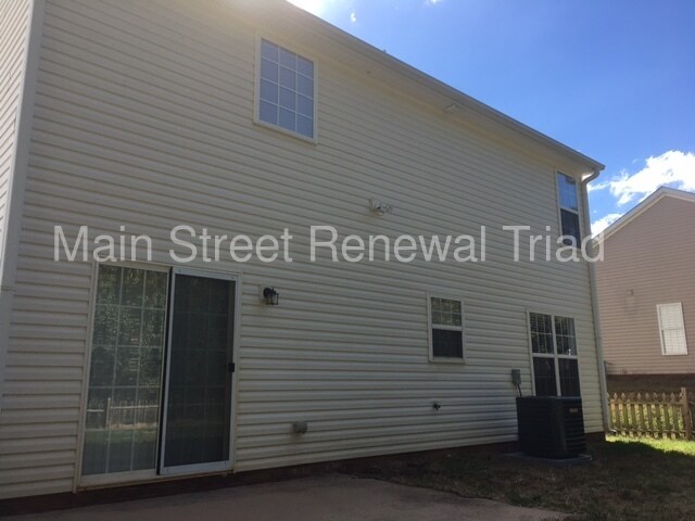 Building Photo - 4200 Oakridge Place Dr