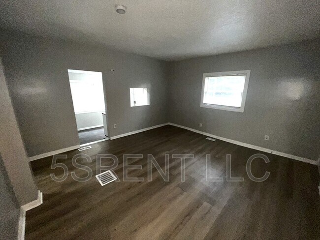Foto del edificio - 240 S Mary Ellen St