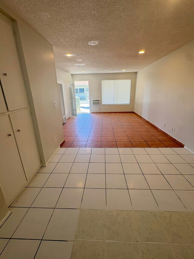 Foto del edificio - 22877 Adrienne Ave