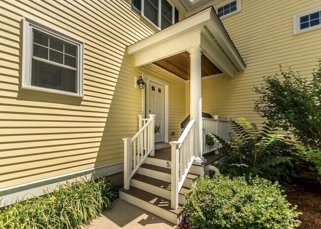 Building Photo - 325 Bacon St