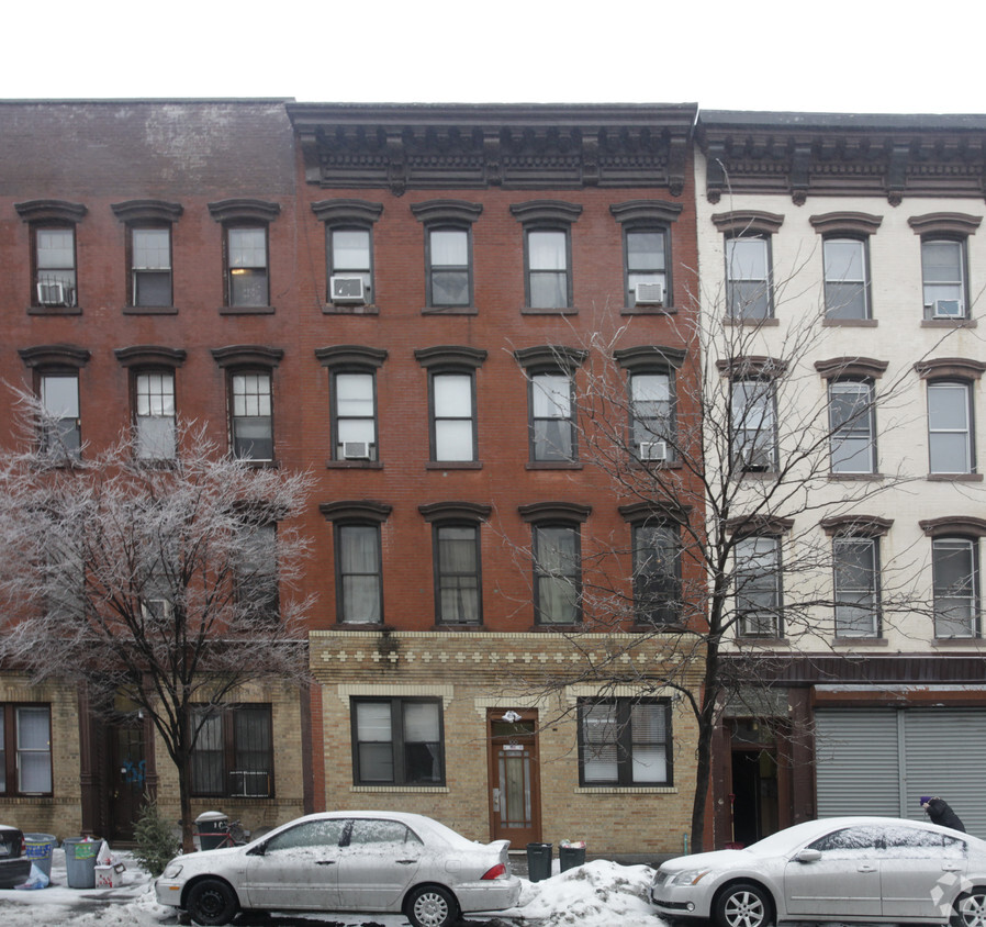 Foto del edificio - 100 Greenpoint Ave