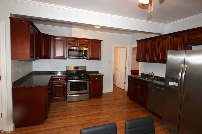 Building Photo - 4 br, 2 bath  - 208 W Ann St # 1 208 W Ann #1